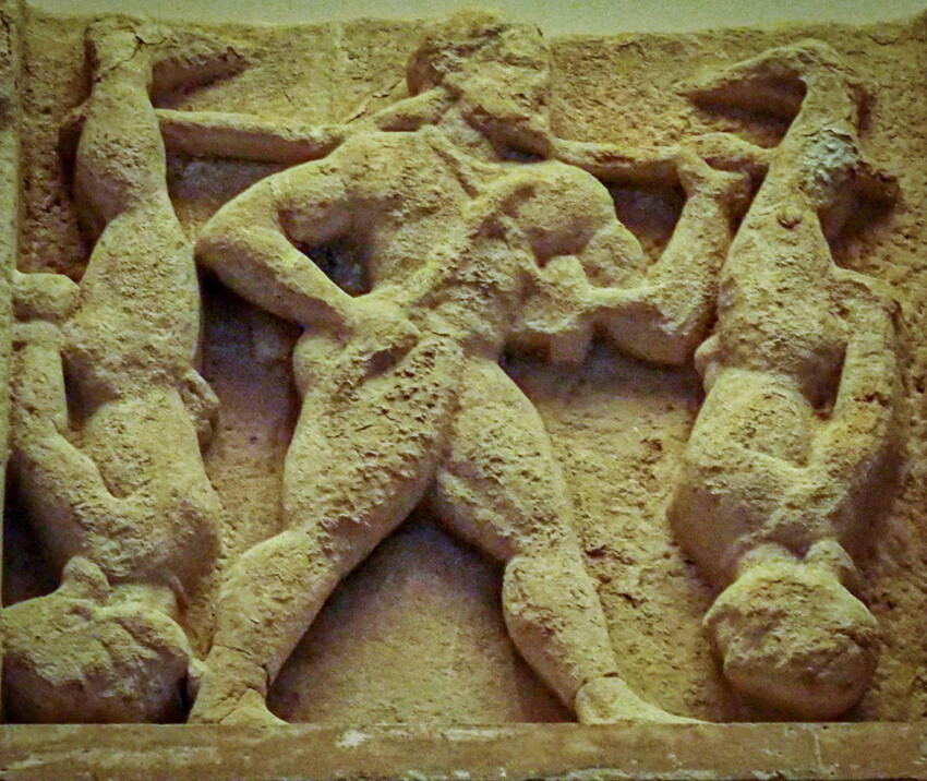 Matopa represntado a Heracles que lleva colgados de un palo a los Cécopes museo de Paestum