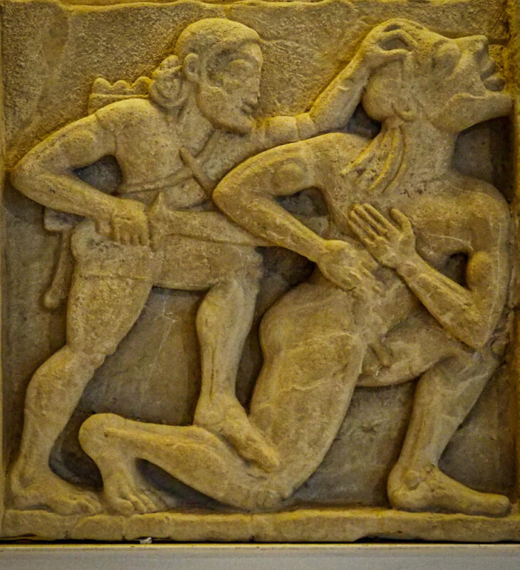 Metopa representado a Heracles matando al gigante Alcioneo