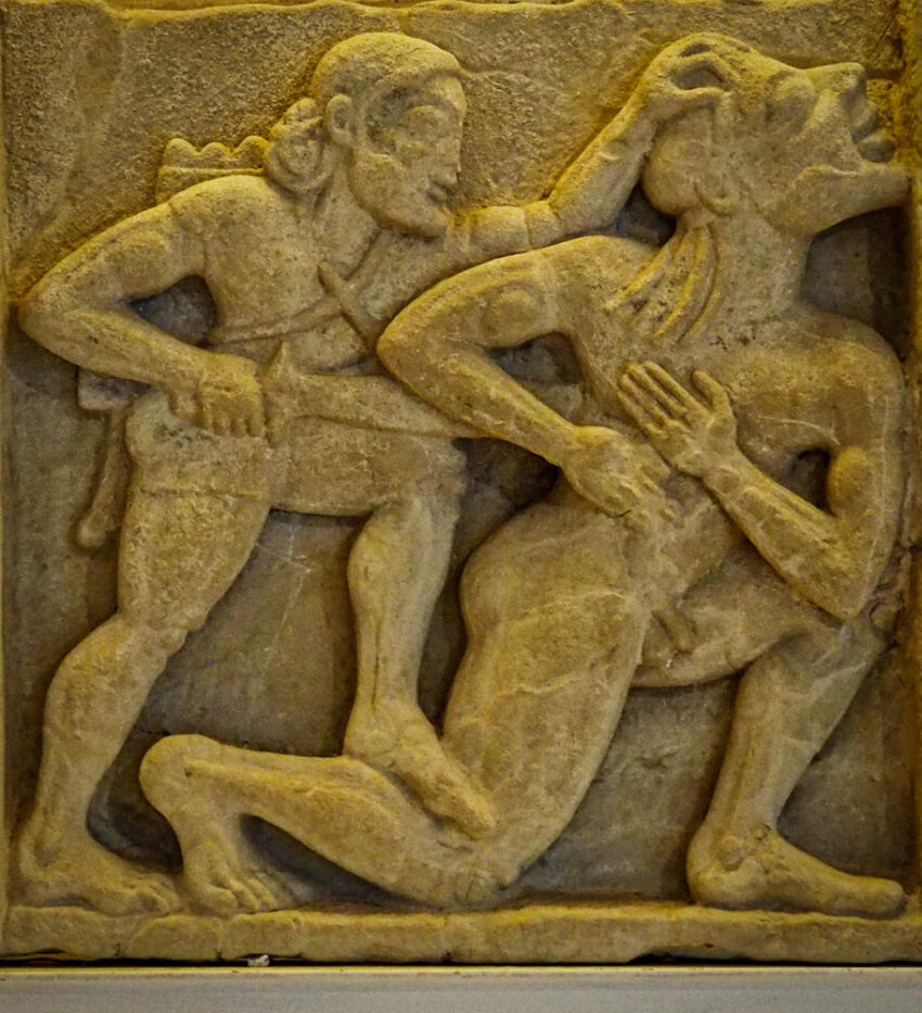 Metopa representado a Heracles matando al gigante Alcioneo