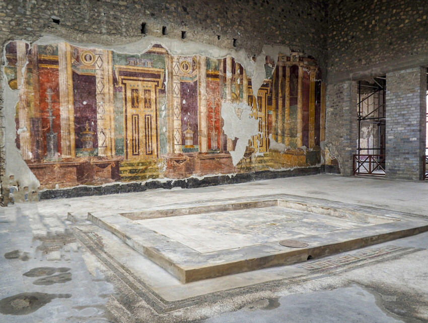 Oplontis el atrio con frescos monumentales en estilo pompeyano, destaca el estanque del impluvium