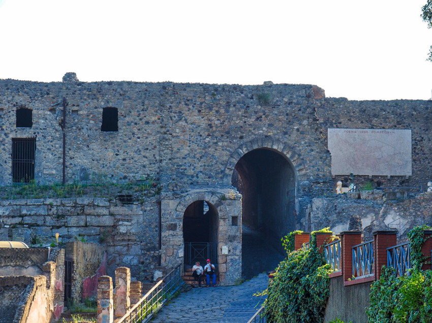 Entrada al recinto arqueológico de Pompeya por la Porta Marina