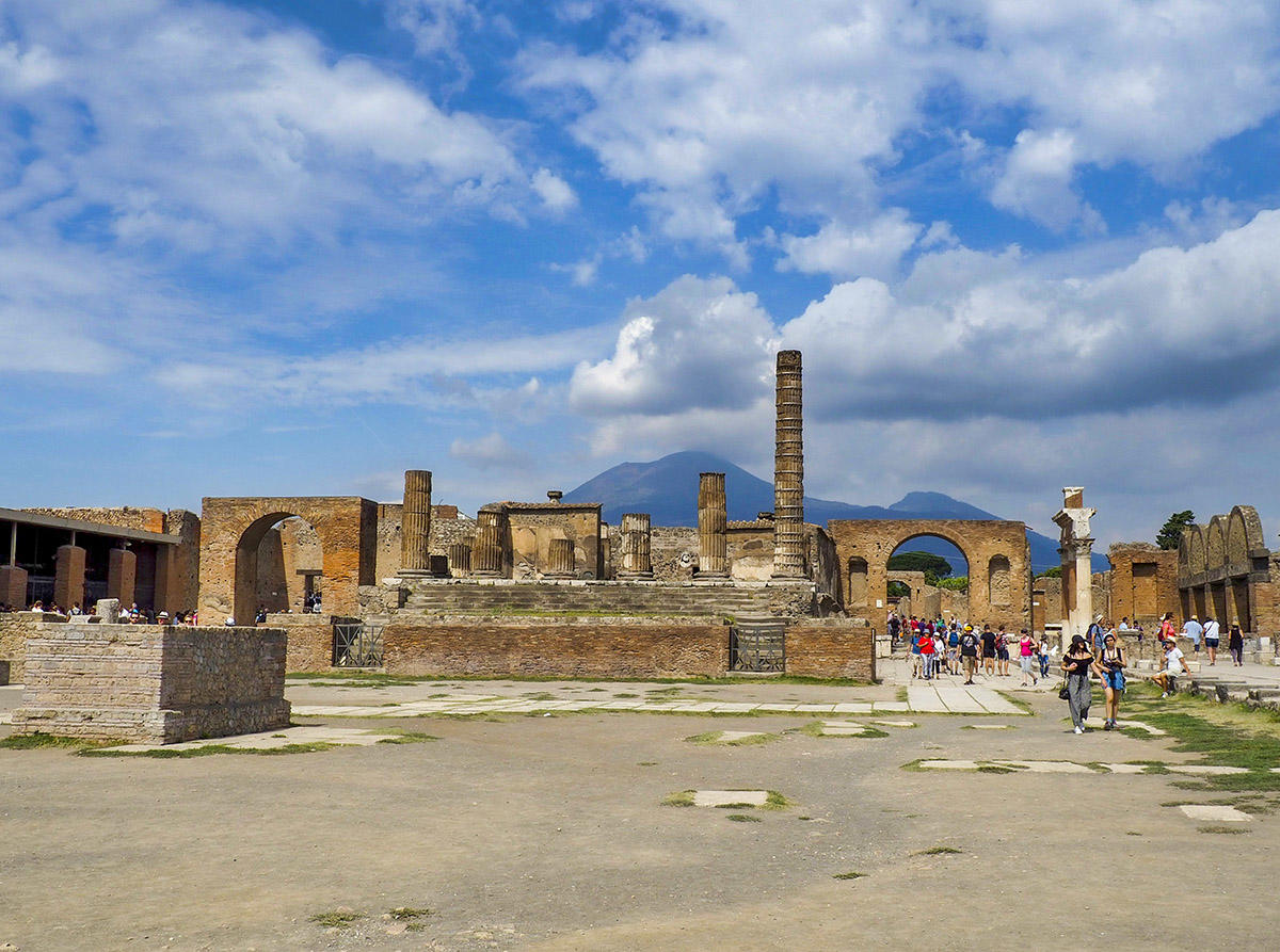 Pompeya panorámica de la paza del Foro y el Templo de Jupiter con el Vesubio al fondo_wPompeya panorámica de la paza del Foro y el Templo de Jupiter con el Vesubio al fondo