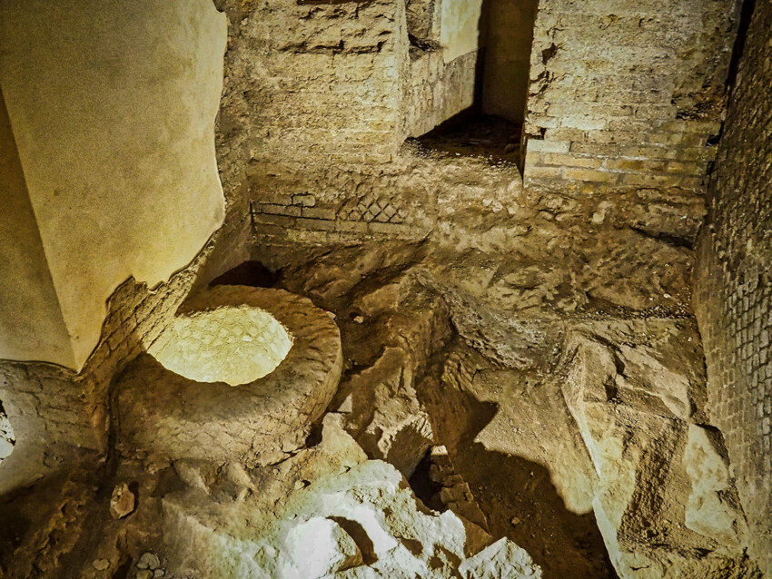 Pozos de recogida de agua en los sótanos de las antiguas casa romanas de Pozzuoli