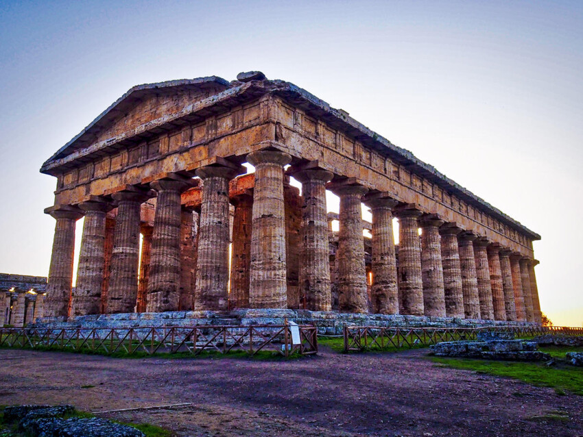 Templo de Neptuno en Paestum vista trasera al atardecer