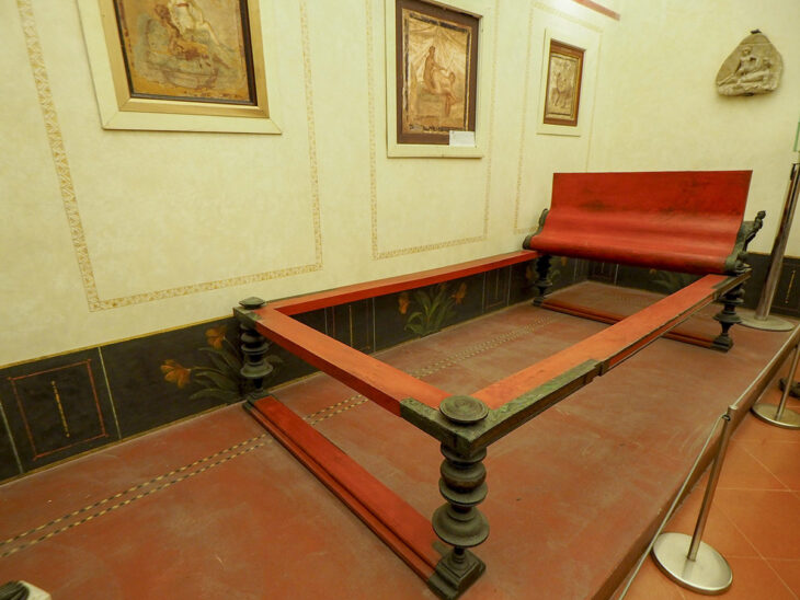 Cama del lupanar de Pompeya en el Museo de Arqueología de Nápoles