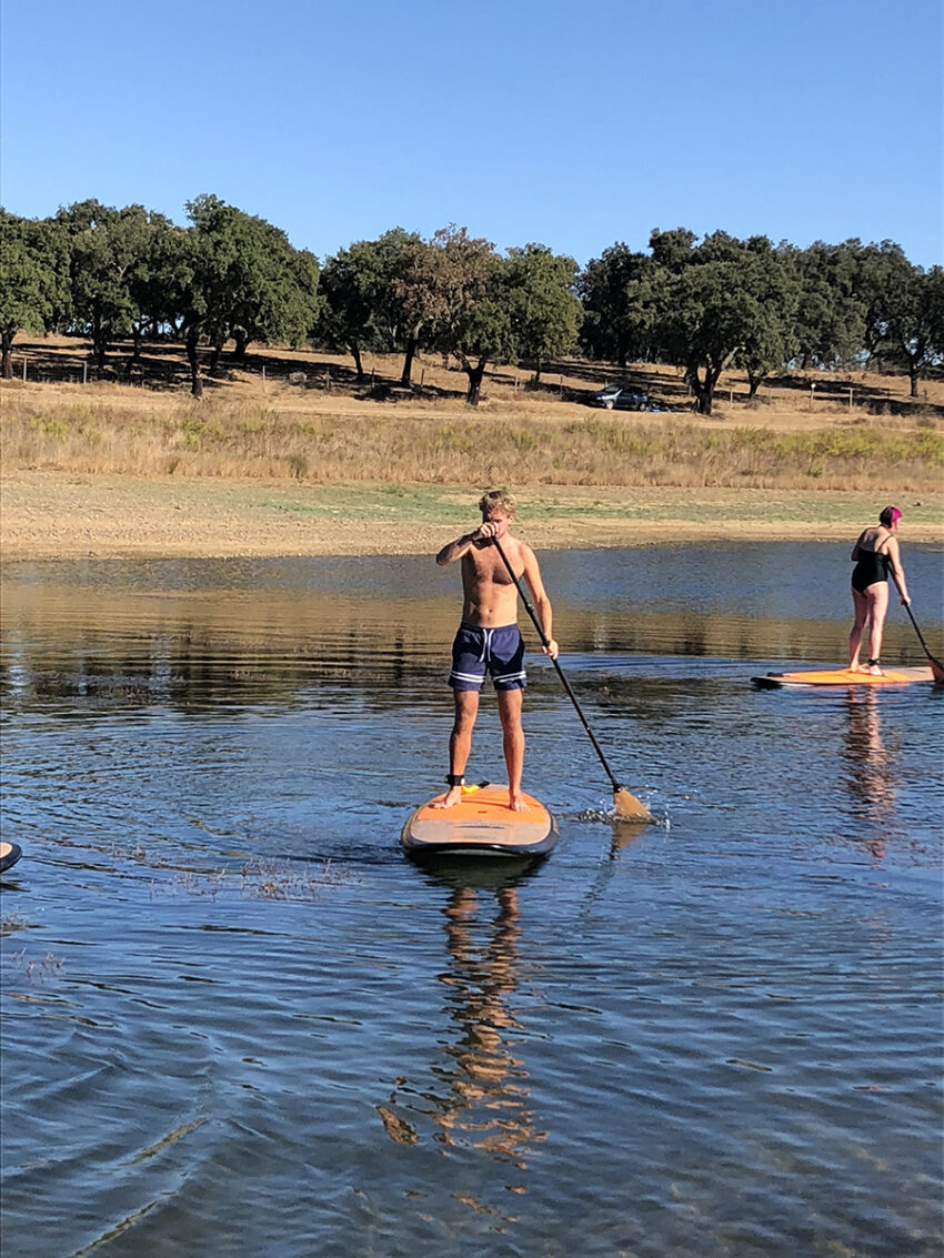 Desde actividades más calmadas como practicar paddle surf en el Lago Alqueva