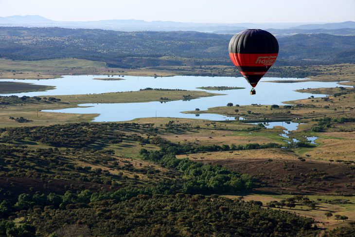 El embalse de Alqueva resulta realmente apasionante o sobrevolarlo en globo