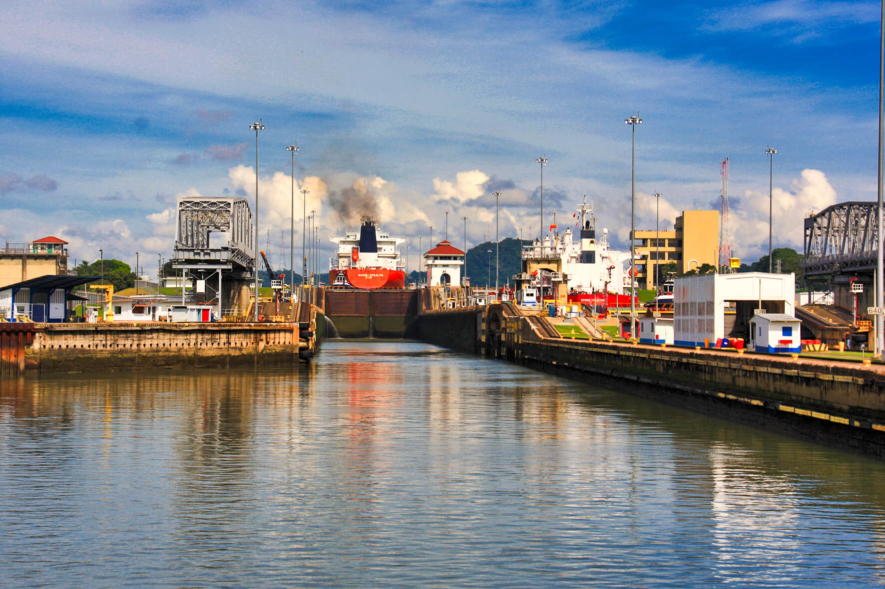 Barcos en tránsito esclusa de Miraflores