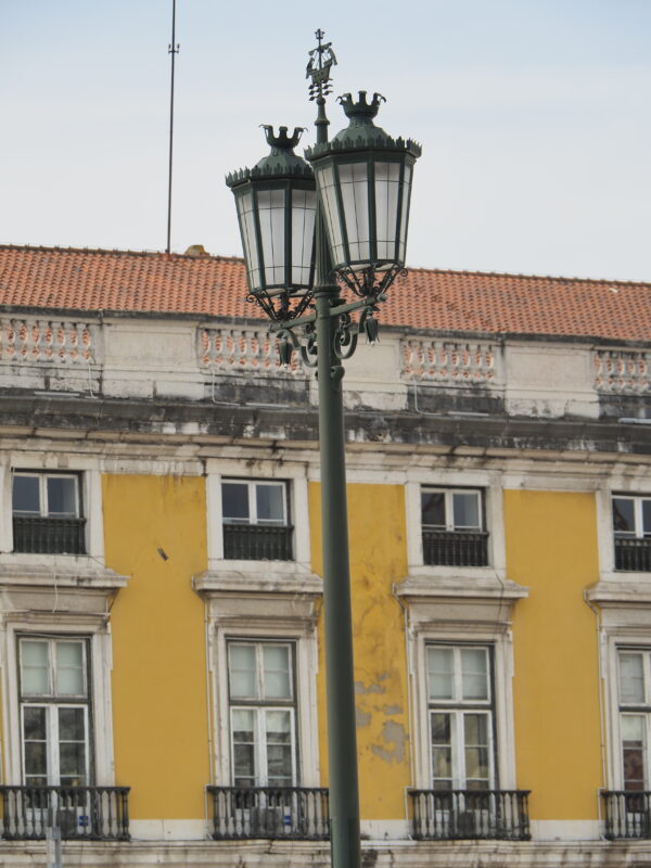 Fachada y farola típica de Lisboa