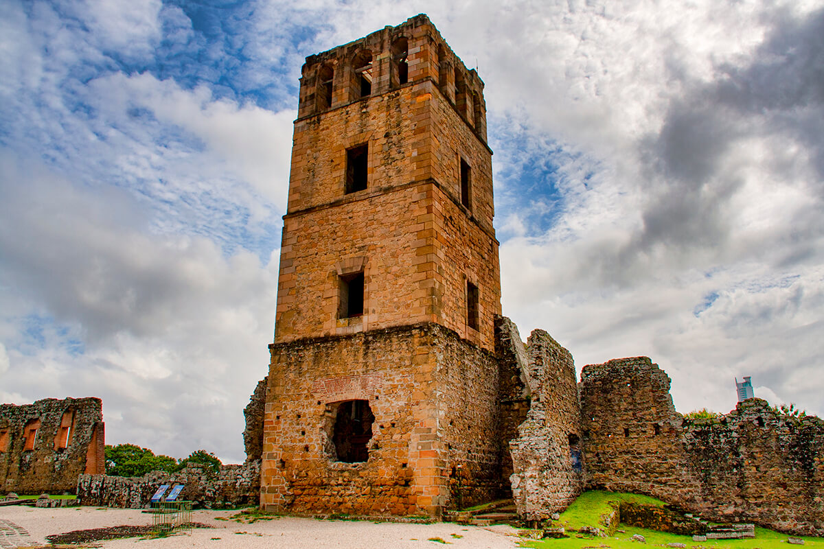 Torre de la catedral de la antigua ciudad de Panamá