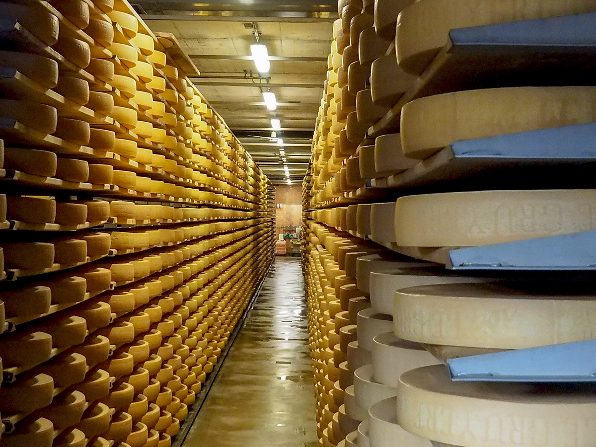 Cava de quesos en la factoría de la Maison du Gruyère
