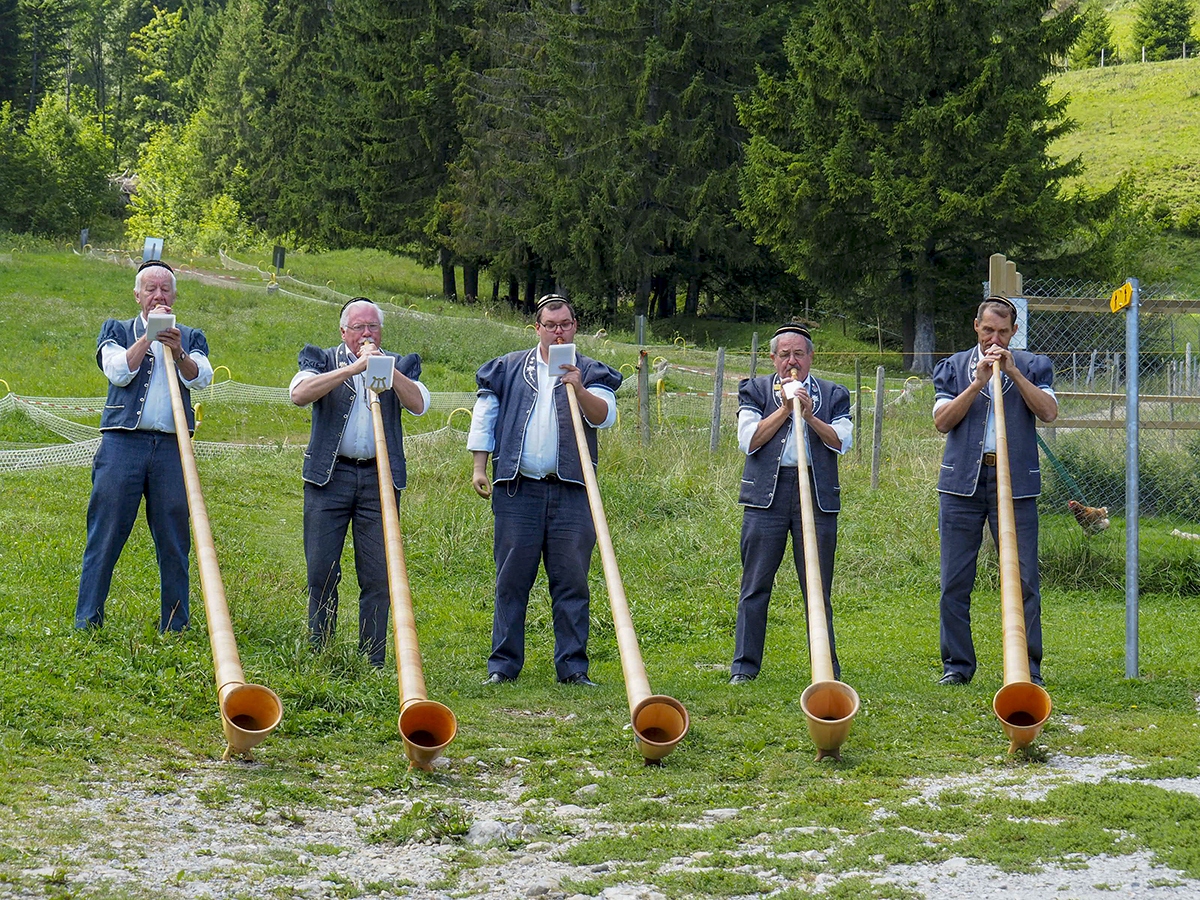 Músicos locales tocando la tradicional trompa de los Alpes
