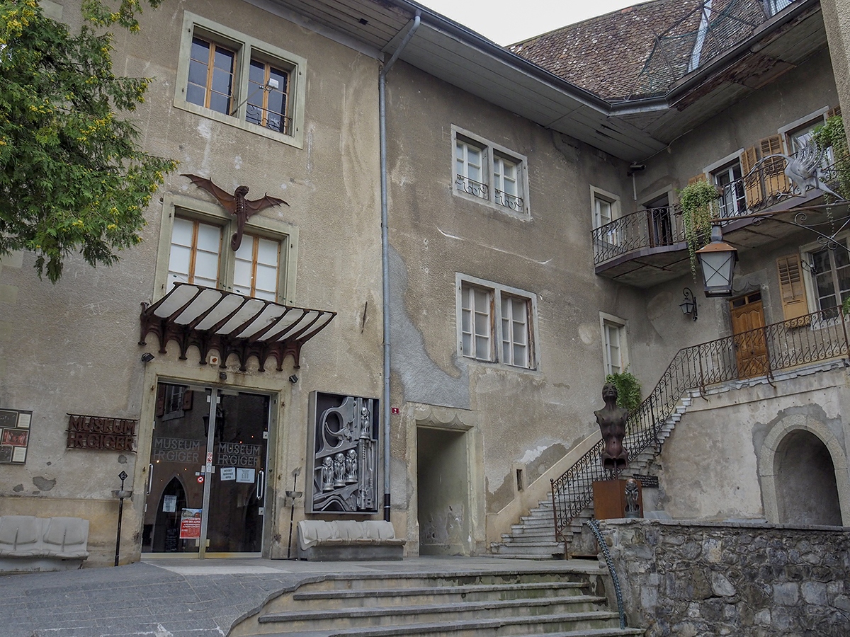 Entrada al museo Giger en Gruyères