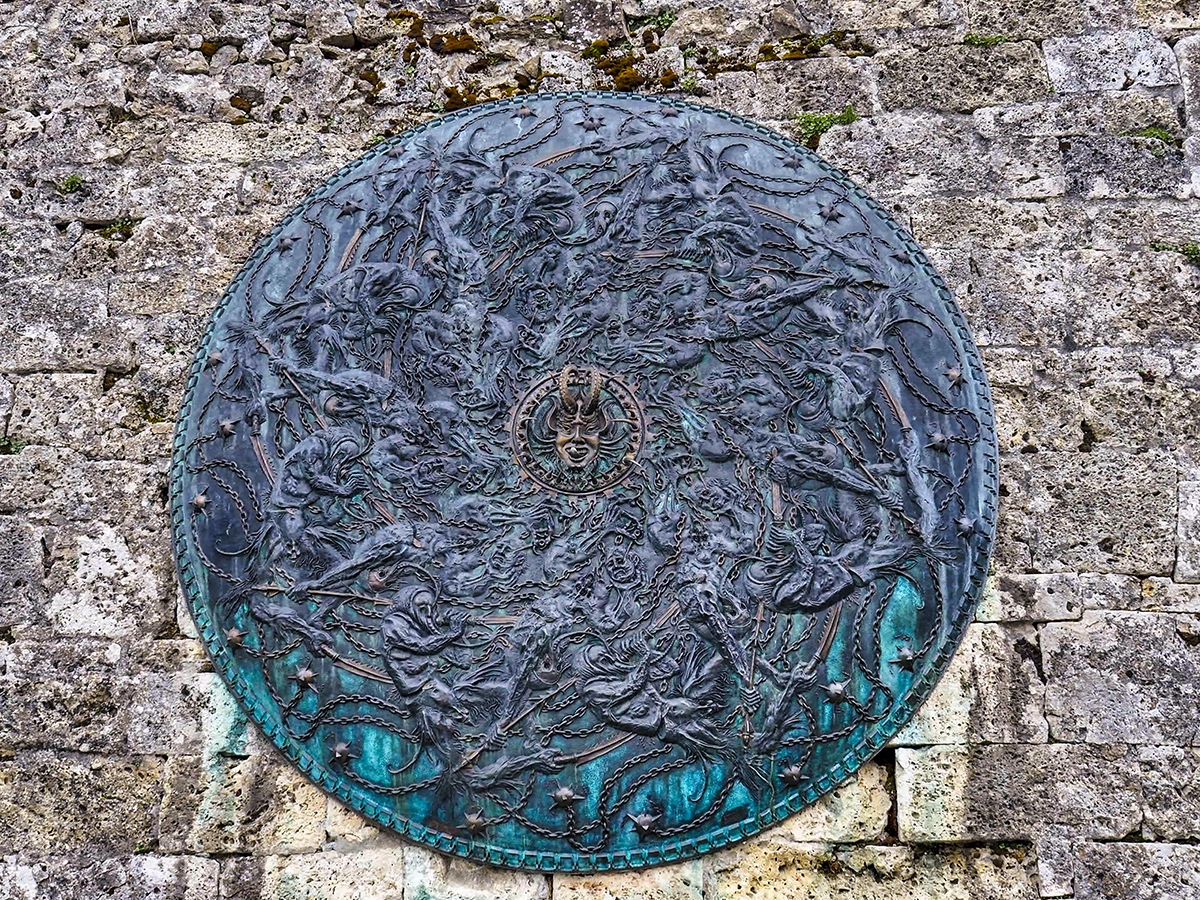 Escultura con forma de escudo en la entrada del Castillo de Gruyères