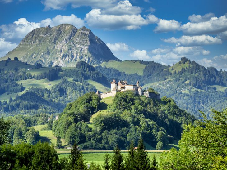 Qué ver y qué hacer en una visita a la Gruyère El Castillo de Gruyere con el Moleson al fondo