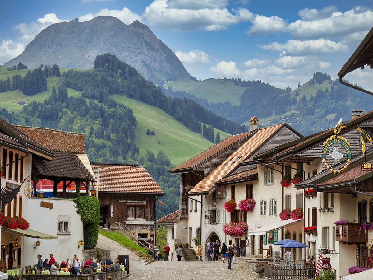 El pueblo de Gruyères con el imponente Moleson al fondo