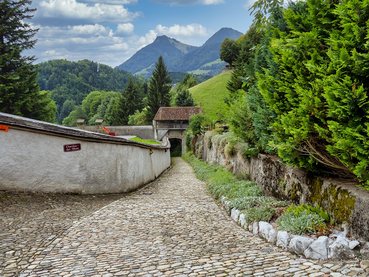 Camino de ronda hacia el Castillo de Gruyères