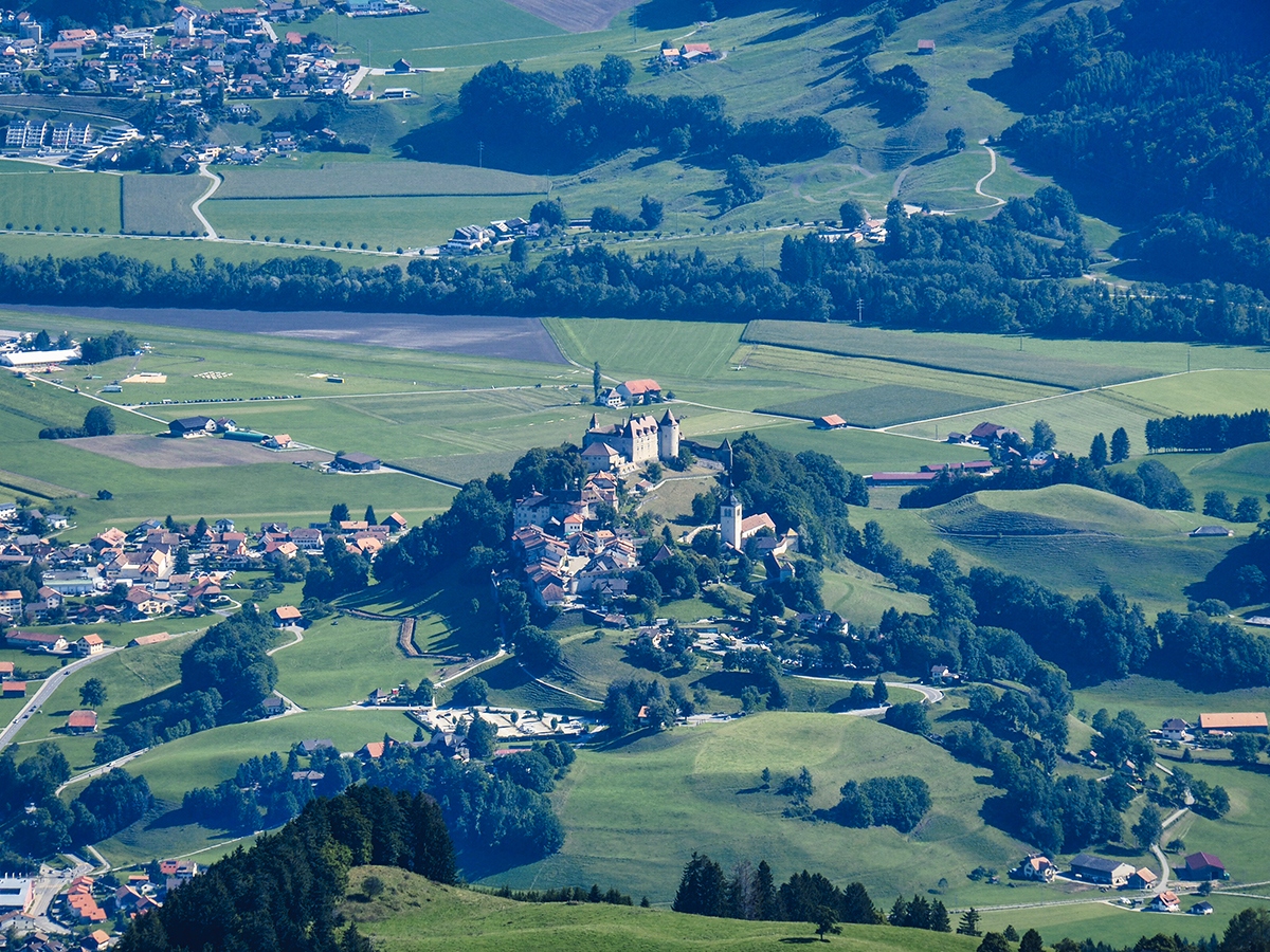 El pueblo de Gruyères visto desde el Moleson