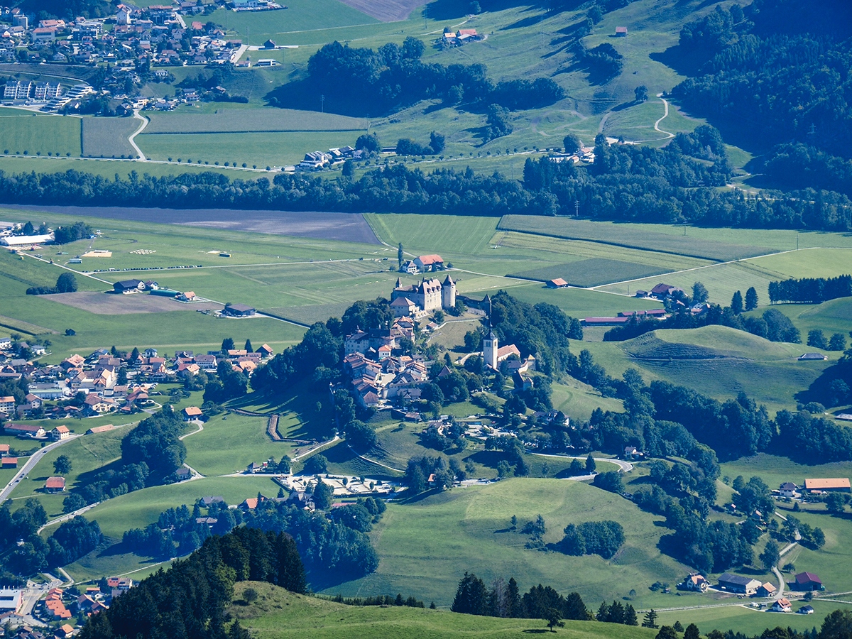 El pueblo de Gruyères visto desde el Moleson