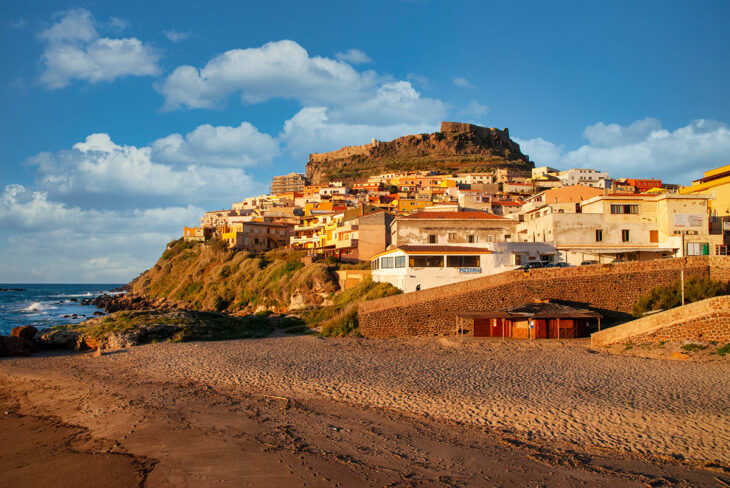 Cerdeña, vista del castillo de Castelsardo desde la playa