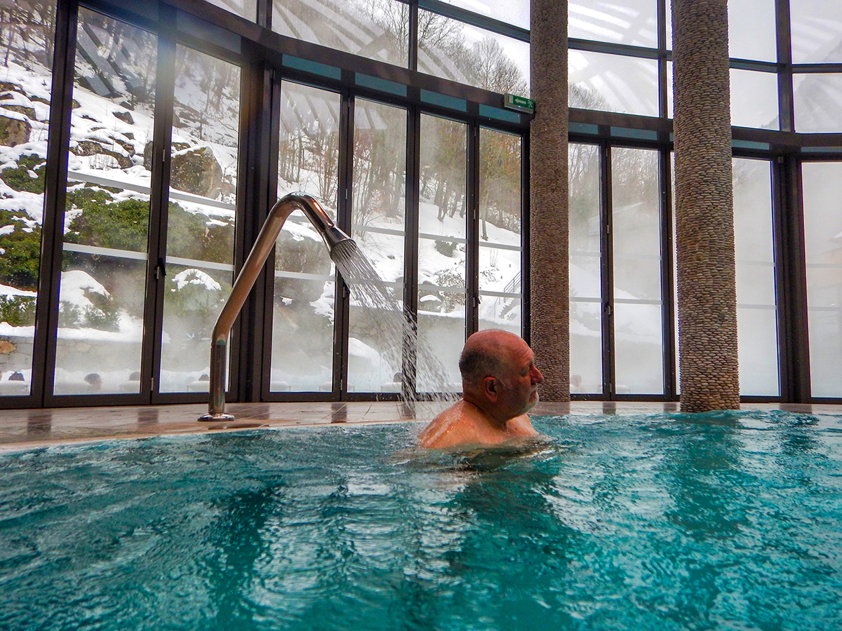 Piscina interior con chorro de agua terapéutico