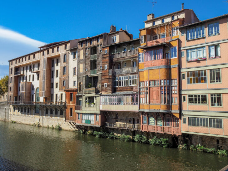 Casas junto al río antiguas curtidurías