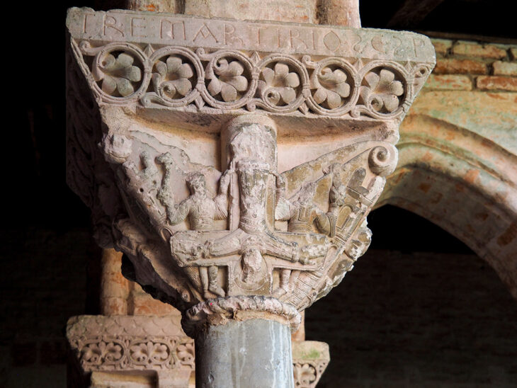 San Pedro crucificado boca a bajo detalle de la columna en el claustro de la Abadía de Moisac