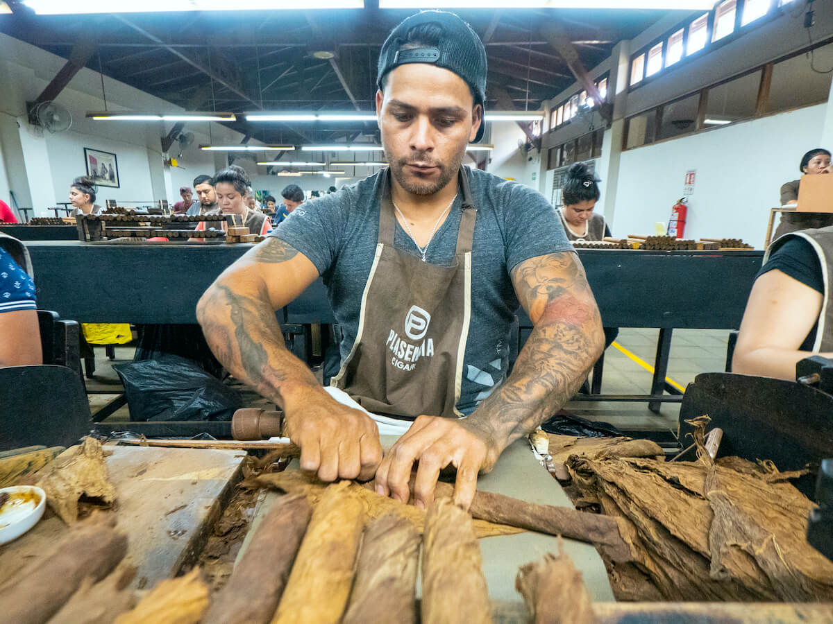 Detalle de la elaboración de los cigarros