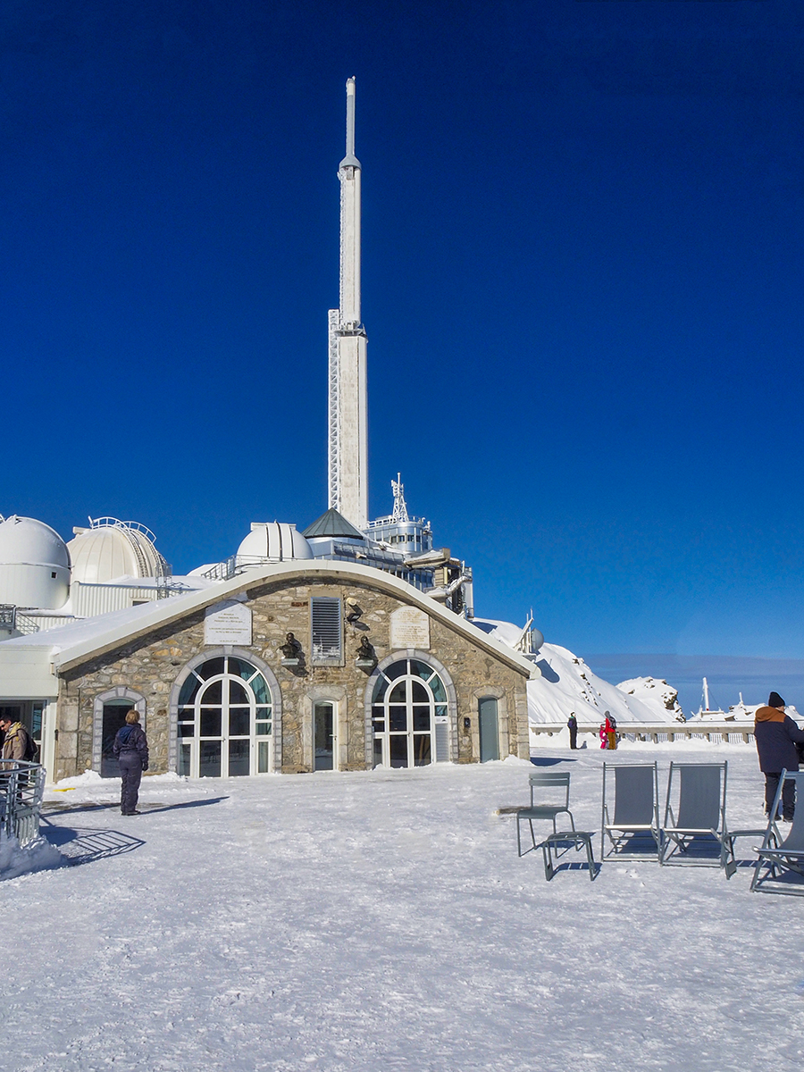 Restaurante y torre del Pic du Midi