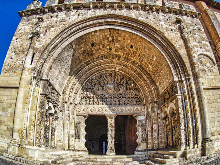 Exterior del pórtico de la iglesia abacial de Moisac