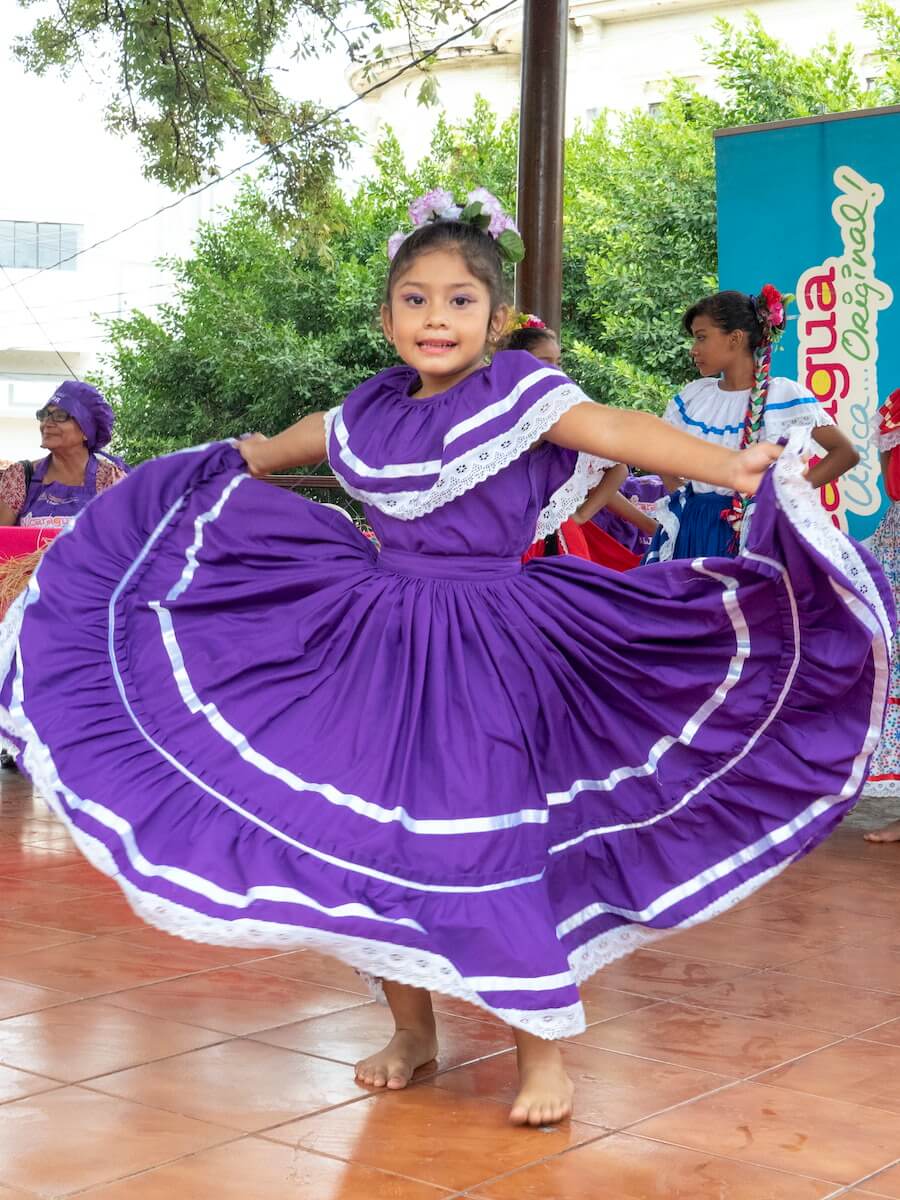 Niña con el traje típico de León