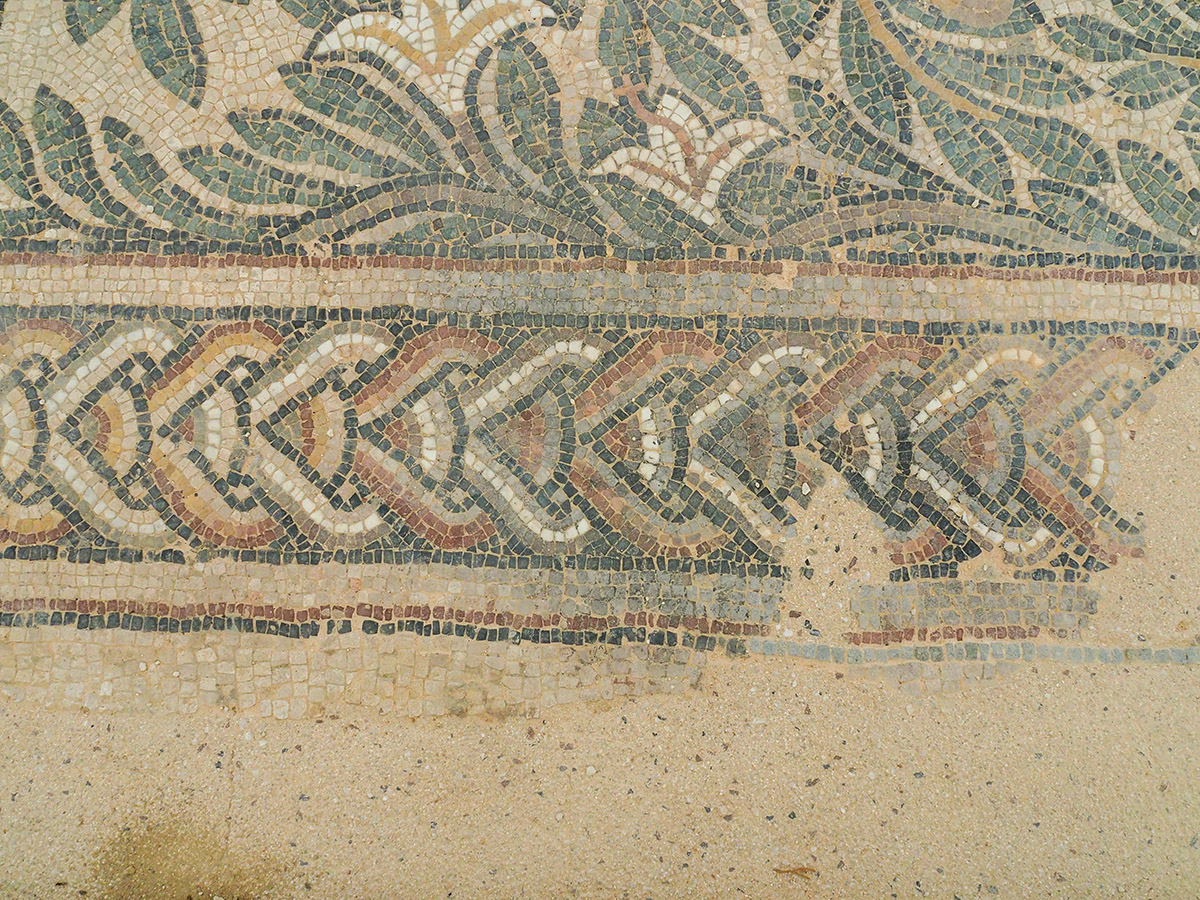Detalle de una cenefa de mosaico en la Villa galorromna de Seviac