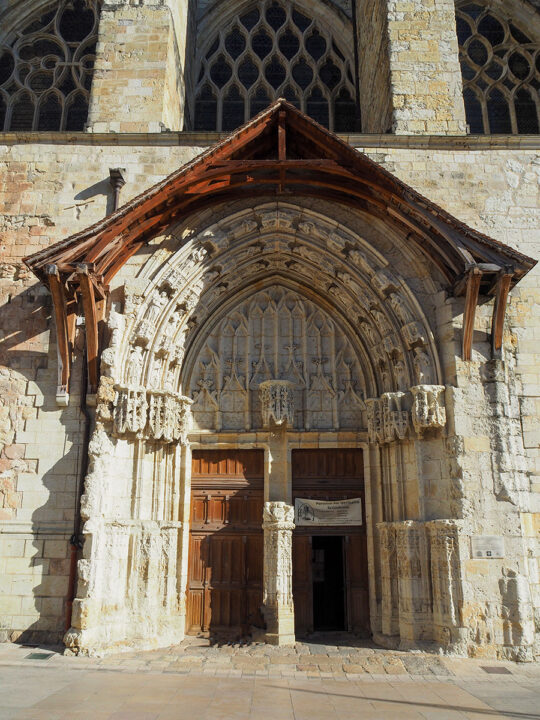 Entrada de la Catedral de Condom de estilo Gótico Flamígero
