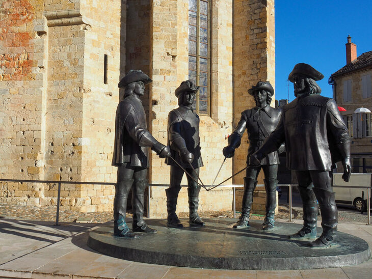 Grupo escultórico homenaje a los Mosqueteros