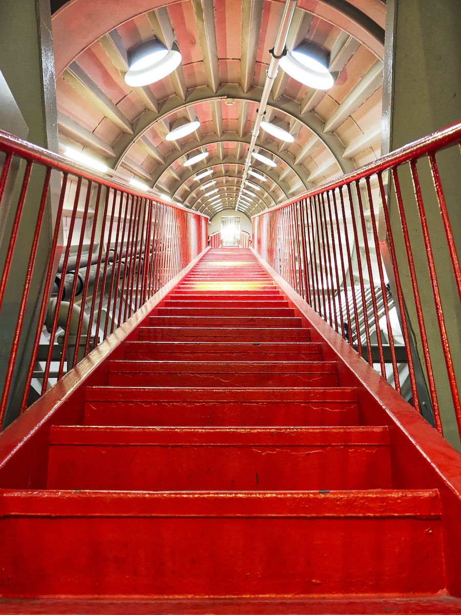 Escaleta entre las bolas del Atomium