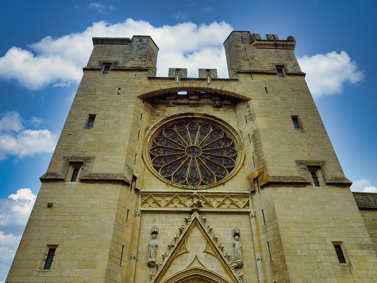 Fachada con rosetón de la Catedarl de San Nazario en Béziers