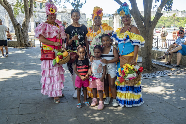Mujeres cubanas posando para los turistas