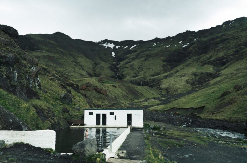  PLAY lleva a los viajeros españoles a los mejores baños termales de Islandia