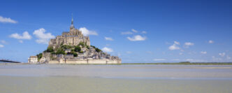 Panorámica del Monte Saint-Michel y su abadía medieval en Normandía, Francia