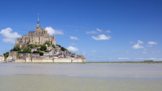 Panorámica del Monte Saint-Michel y su abadía medieval en Normandía, Francia