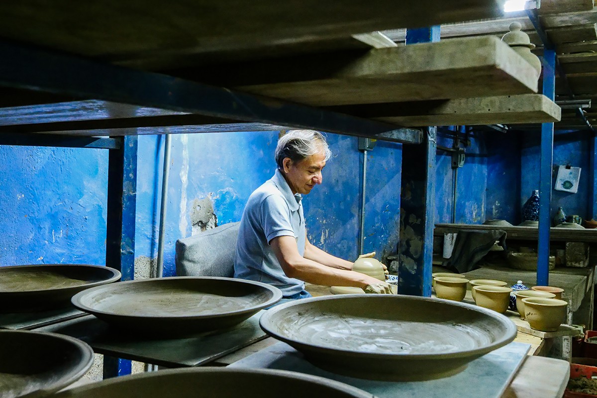 Artesano trabajando la cerámica de Talavera poblana