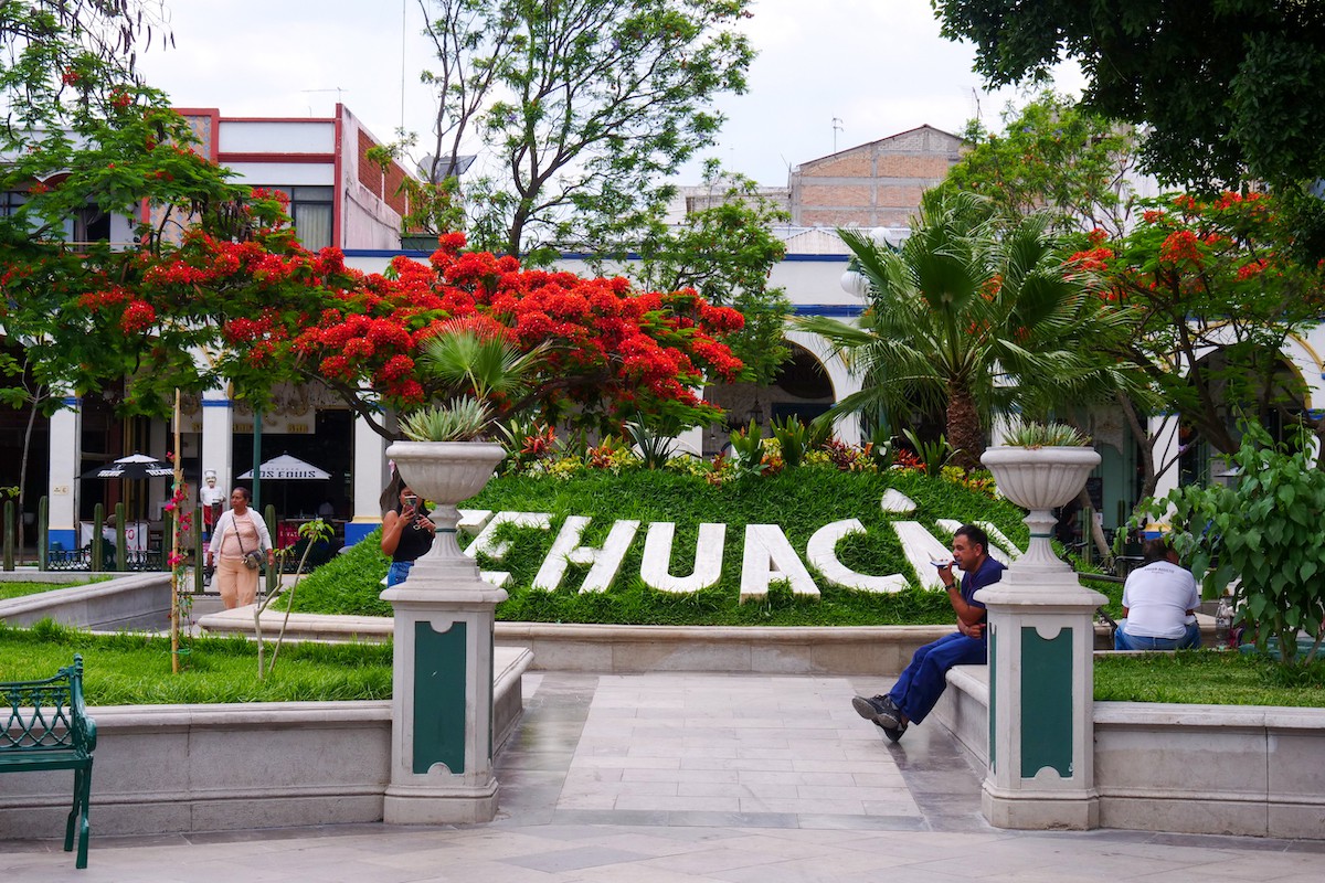 Jardín y letrero de Tehuacán en el centro urbano