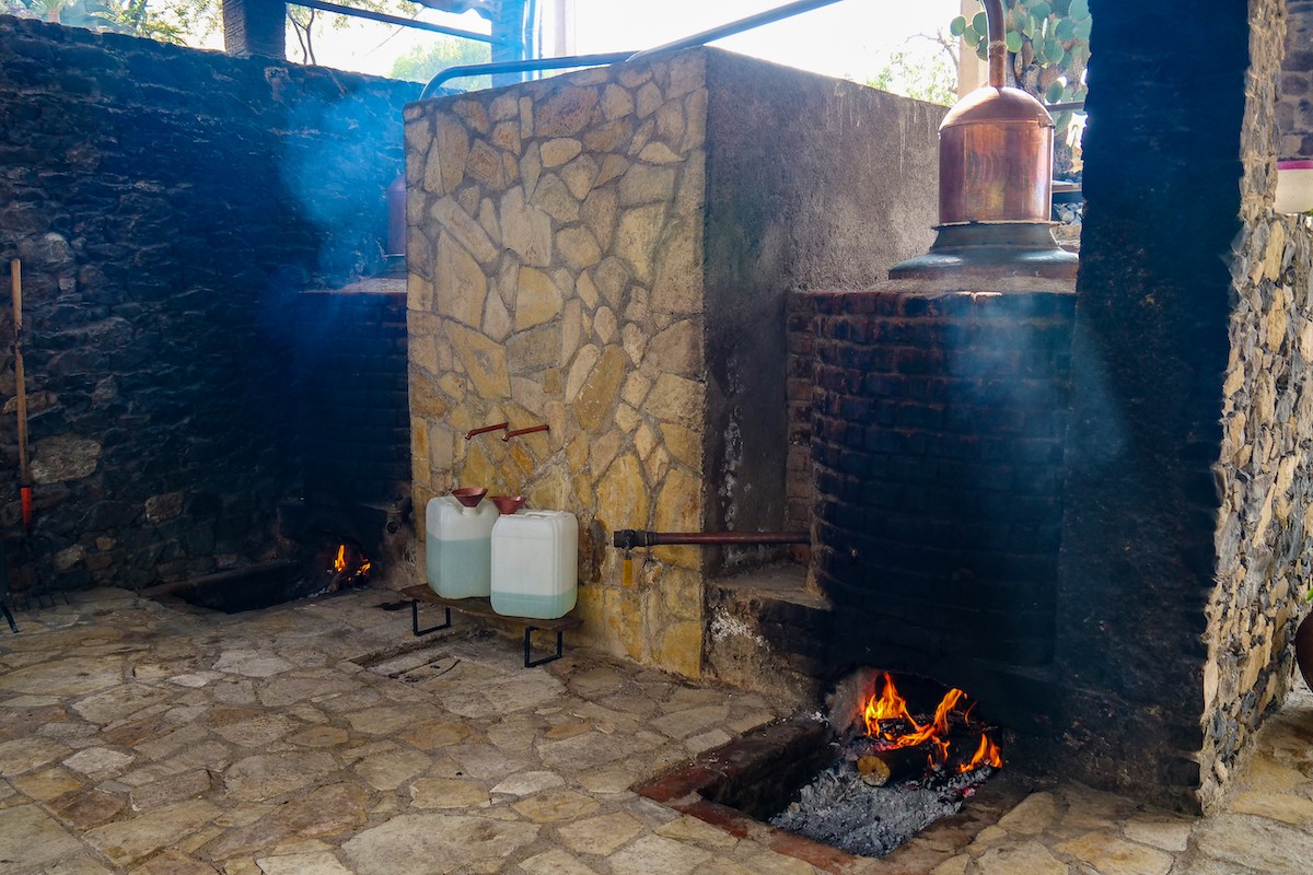 Horno y equipo de destilación artesanal del mezcal
