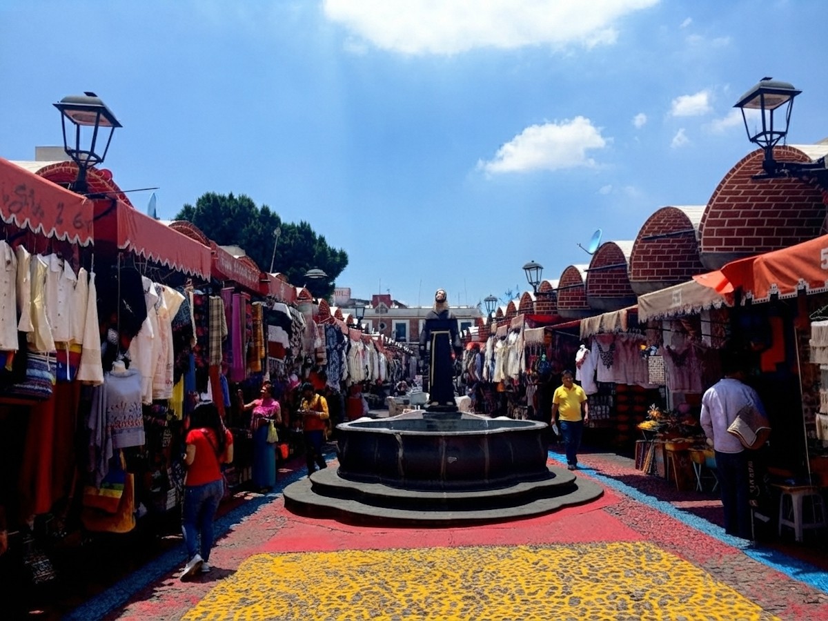 Puestos de artesanía en El Parián de Puebla