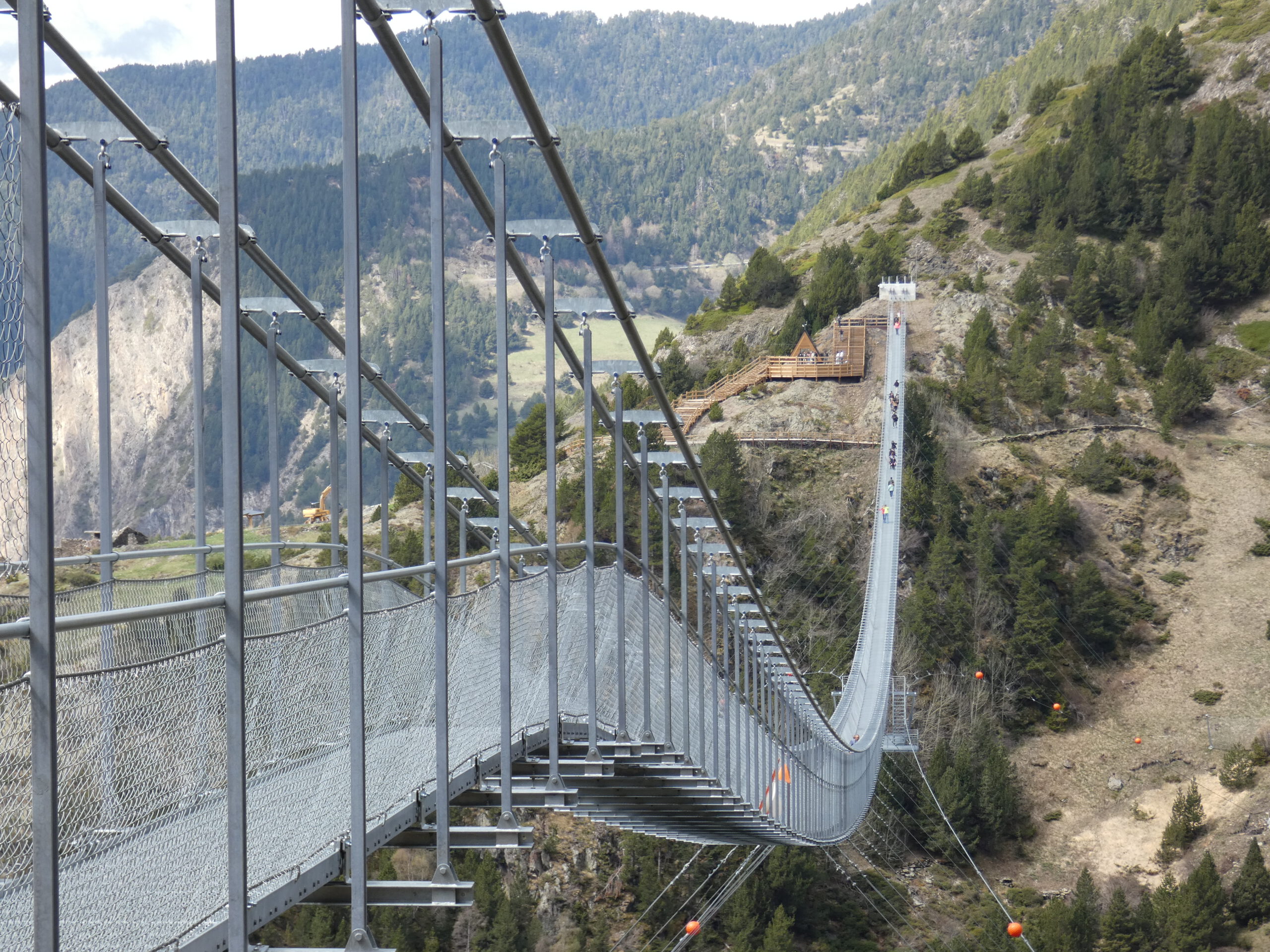 Puente tibetano de Canillo rodeado de montañas