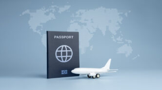 Pasaporte y avión con un mapa del mundo al fondo, ilustración del turismo y los viajes