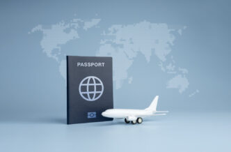 Pasaporte y avión con un mapa del mundo al fondo, ilustración del turismo y los viajes