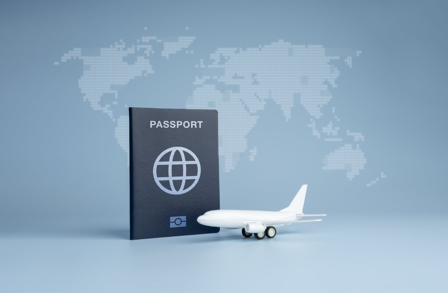 Pasaporte y avión con un mapa del mundo al fondo, ilustración del turismo y los viajes