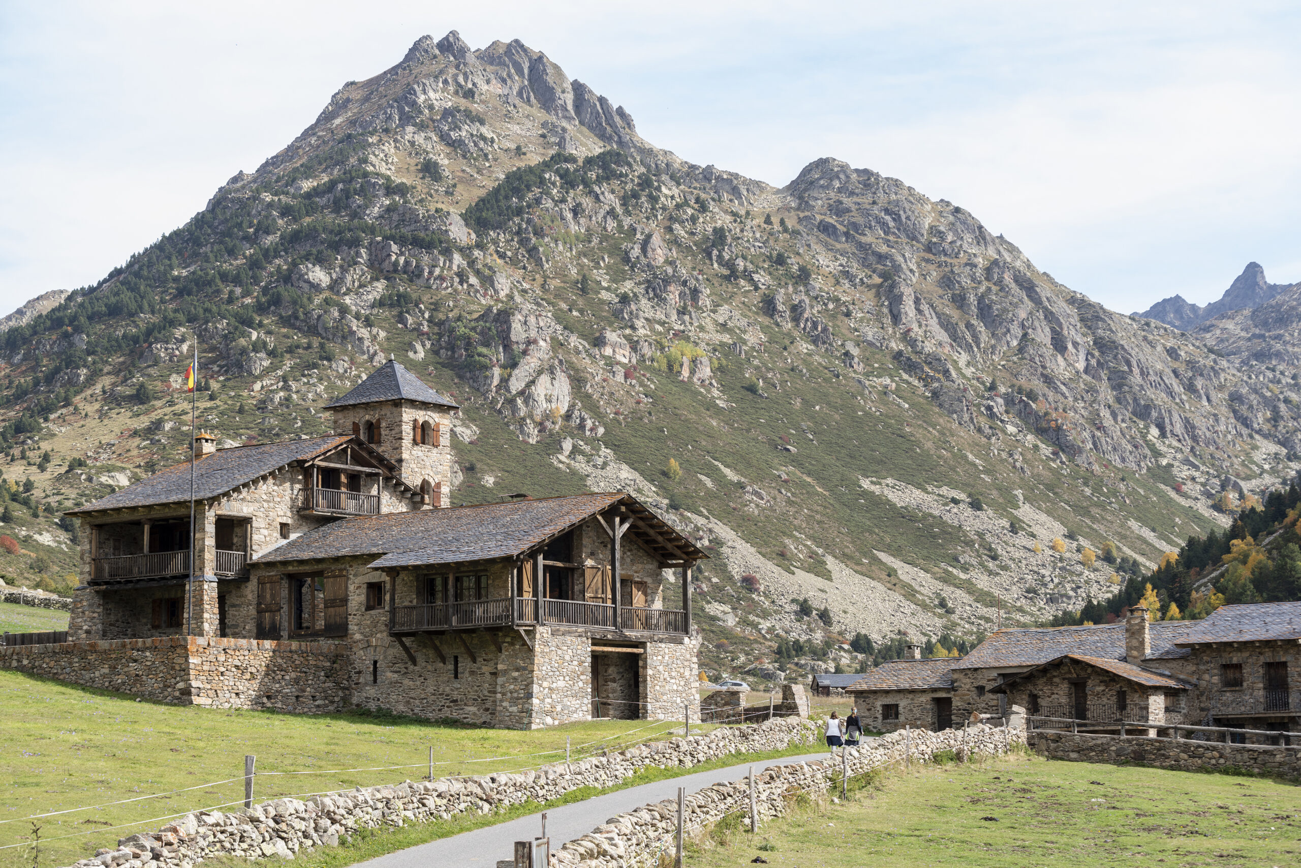 Paisaje otoñal del valle de Incles en Andorra